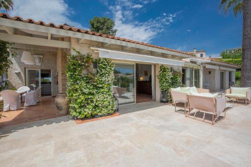 Elegant Mediterranean villa, Sea view & garden