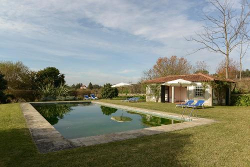 una piscina en el patio de una casa en Casa de Sta Margarida da Portela, en Vila de Punhe