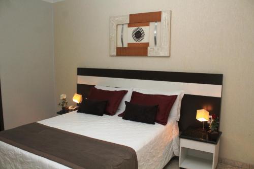 Un pat sau paturi într-o cameră la Itamaraty Hotel