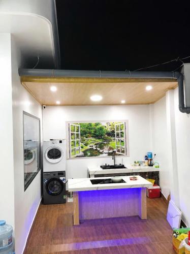 a kitchen with a sink and a washing machine at Phước Hải Đẹp Homestay in Chợ Phước Hải