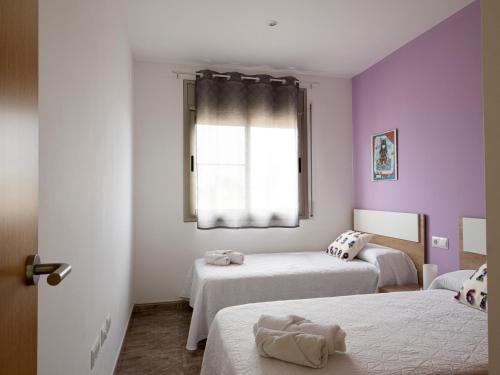 a bedroom with two beds and a window at Villa Joan in Riumar