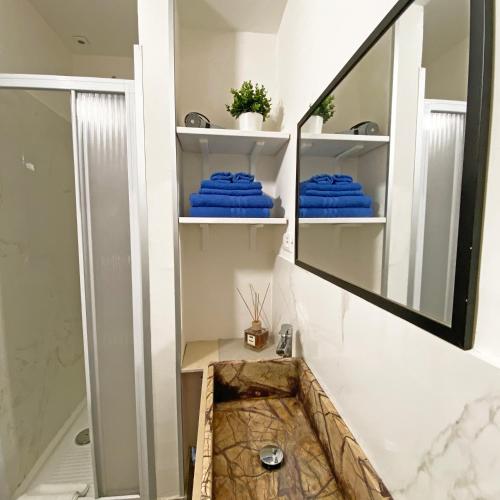 a bathroom with a mirror and a sink at Lalym Donnanna Apartment in Rossano Stazione