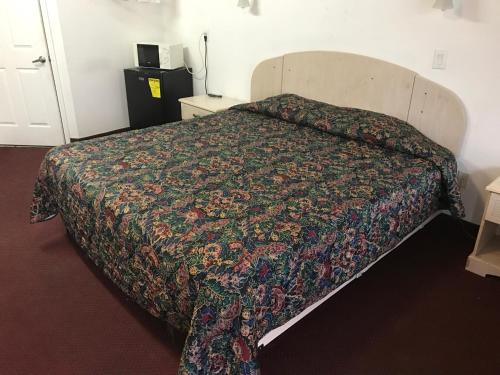 Tempat tidur dalam kamar di Mayfair Motel