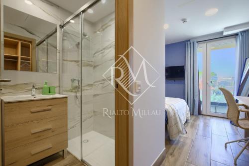 a bathroom with a shower and a sink at Rialto Millau Coliving in Villaviciosa de Odón