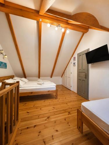 a room with a bed in a attic at Mézes-Kuckó in Tihany
