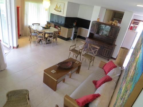 un salon avec un canapé et une table dans l'établissement Casa Zazen Praia dos Carneiros - Club Meridional, à Praia dos Carneiros