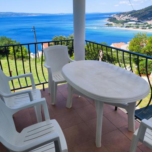 Apartment with 2 balconies and sea view