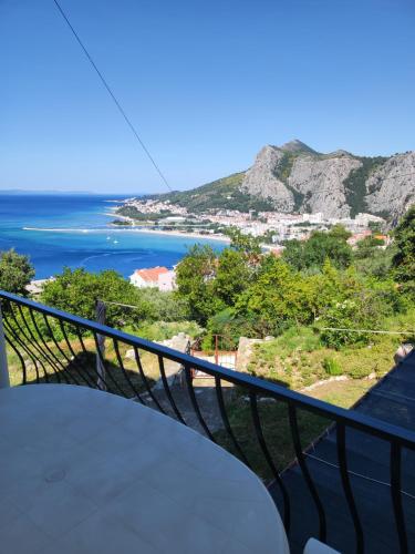 Apartment with 2 balconies and sea view