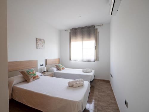 a room with two beds and a window at Villa Victor in Riumar