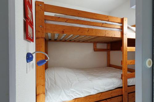 a bedroom with two bunk beds in a room at La Canopée - Conciergerieland in Soustons