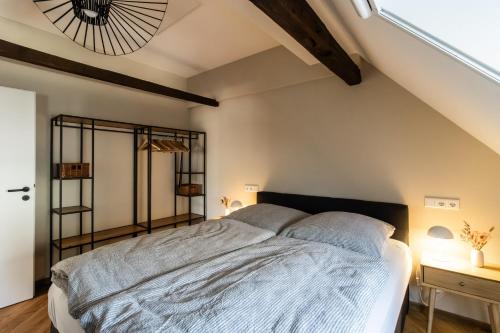 ein Schlafzimmer mit einem großen Bett im Dachgeschoss in der Unterkunft Emmis Appartements in Bremm