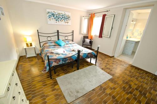 1 Schlafzimmer mit einem Bett und einem Bad in der Unterkunft Parco Delle Valli in Sassari