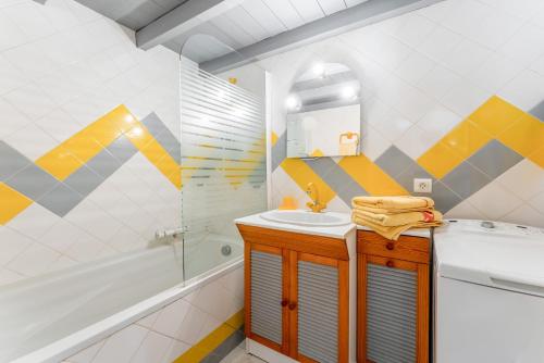 a bathroom with a sink and a shower at Le Soleillant Havre De Paix in L'Isle-sur-la-Sorgue
