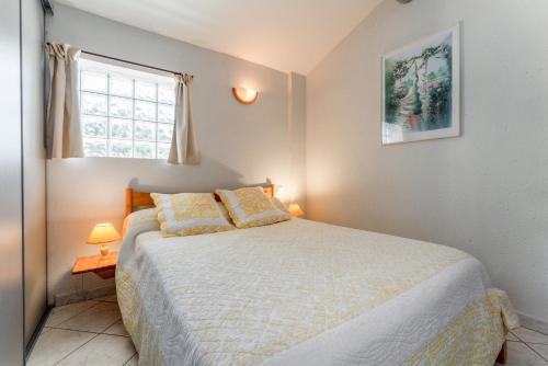 a bedroom with a bed and a window at Le Soleillant Havre De Paix in L'Isle-sur-la-Sorgue