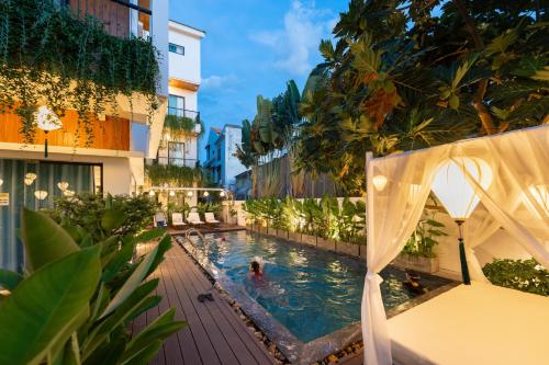 Flora Hoi An Lantern Town — Swimming pool