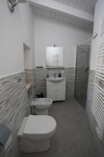 a bathroom with two toilets and a sink at Casa Vacanze Villa Stella in Sambiase