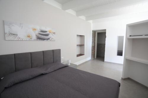 a bedroom with a bed and a painting on the wall at Casa Vacanze Villa Stella in Sambiase