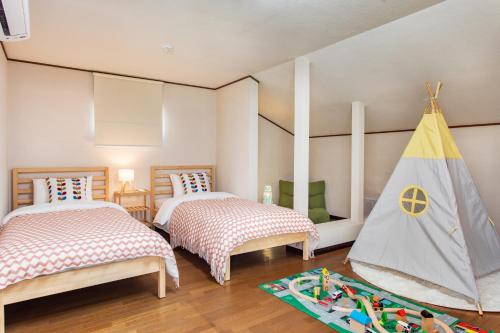 136sqm Entire Japanese House 6 Min to JR Teradacho Kids Room and Home Theater Sleeps 10 Easy Access to Tennoji and Namba
