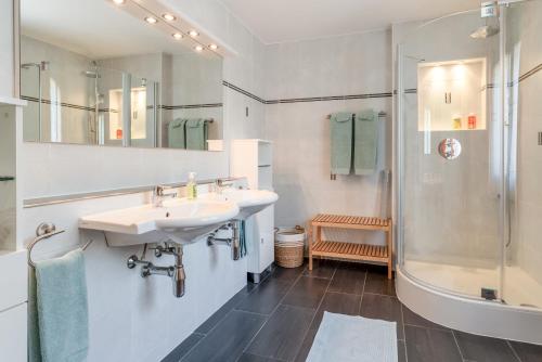 a bathroom with two sinks and a shower at Chambre D'hôtes - Les Hirondelles in Mirabel-aux-Baronnies