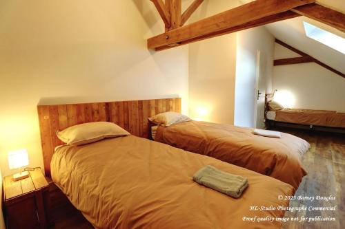 a bedroom with two beds in a room at Gîte champêtre LA SUITE Limousin in Saint-Yrieix-la-Perche