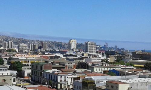 a view of a city with buildings at Hostal Tunquelen in Valparaíso