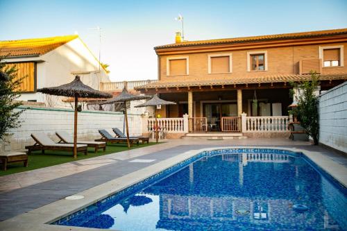 Beach house with private pool, aa and bbq in front of the sea