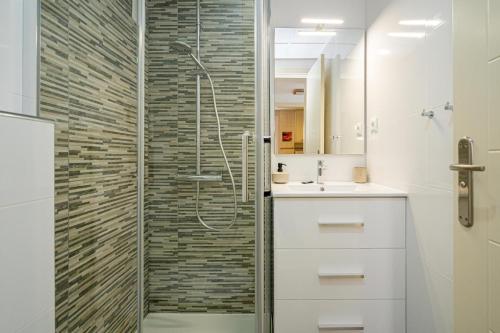 a bathroom with a shower and a sink at Estrella 2 BA Spaniahome in Albir