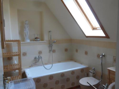 a bathroom with a bath tub and a toilet at Ostseenähe Homestay in Gadebusch