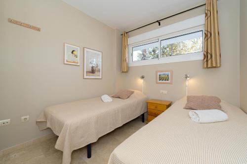 two beds in a room with a window at Estrella 2 BA Spaniahome in Albir
