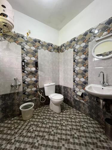 ein Badezimmer mit Toilette und Waschbecken in der Unterkunft silver bett in Lovedale