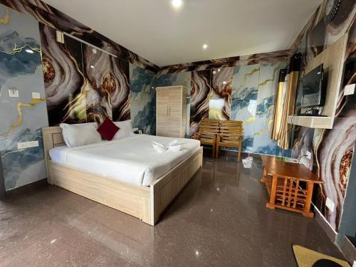 ein Schlafzimmer mit einem großen Bett in einem Zimmer in der Unterkunft silver bett in Lovedale