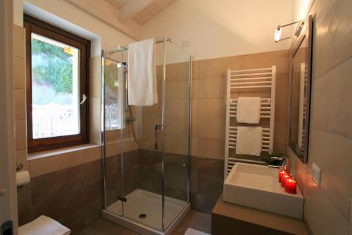 ein Bad mit einer Dusche und einem Waschbecken in der Unterkunft Villa Aurelia in Plesio