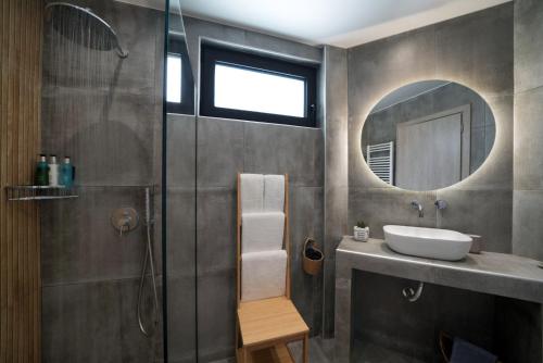a bathroom with a sink and a mirror at Interni Villa by A&D Properties in Porto Rafti