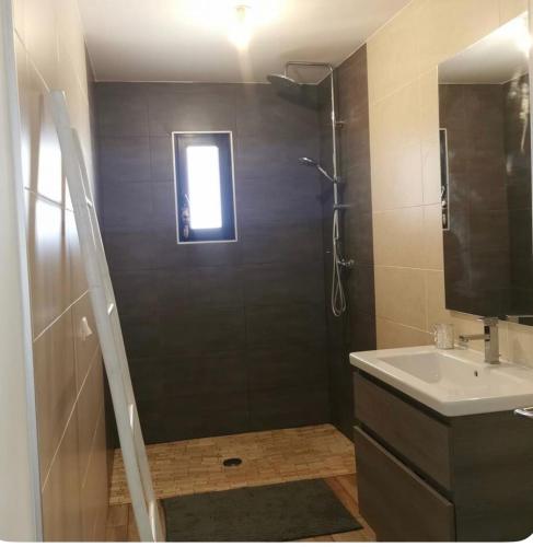 a bathroom with a shower and a sink at Belle villa à la mer in Sérignan