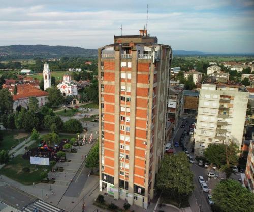 an overhead view of a tall building in a city at Apartman Kneginja in Trstenik