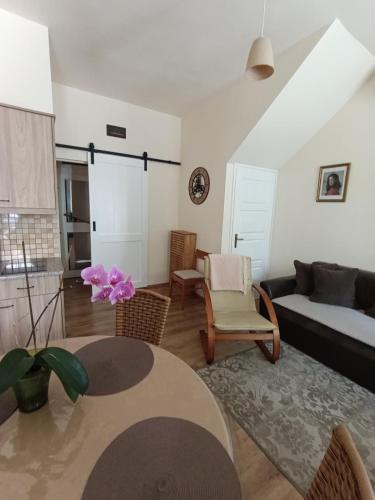 a living room with a couch and a table at Céhmesterek apartman in Eger