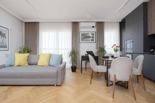 Luxury Air-Conditioned Apartment with Parking in Warsaw by Renters Prestige