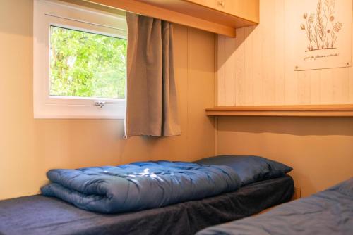 a room with an inflatable bed in front of a window at Zomerhuisje Chalet in Voorthuizen