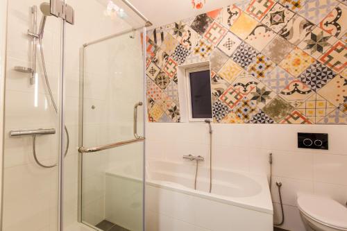 een badkamer met douche, wastafel en toilet bij Puur Geluk in Groningen