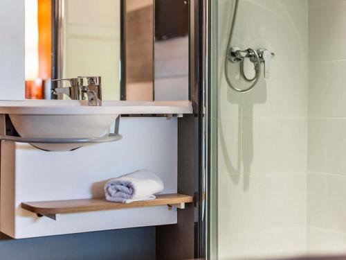 a bathroom with a sink and a shower at Ibis Budget Madrid Centro Lavapies in Madrid