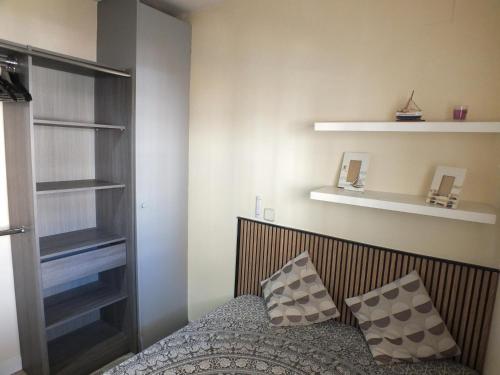 Appartement cosy à 50m de la plage avec climatisation et TV, 2/4 personnes