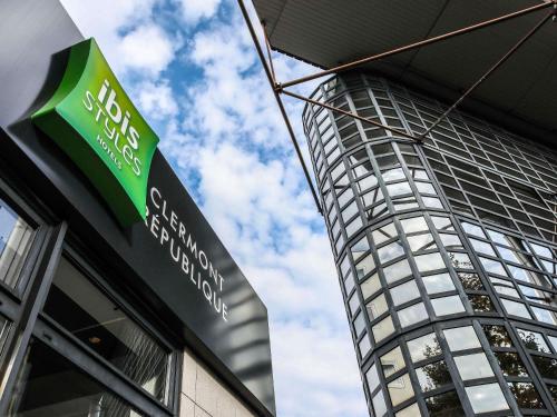 a building with a sign on the side of it at Ibis Styles Clermont-Ferrand République in Clermont-Ferrand