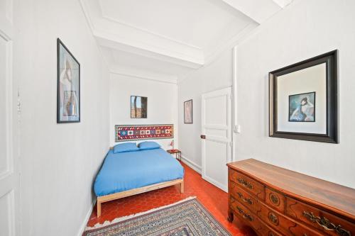 a bedroom with a bed and a dresser at Escapade elegante dans un ecrin d histoire in Hyères
