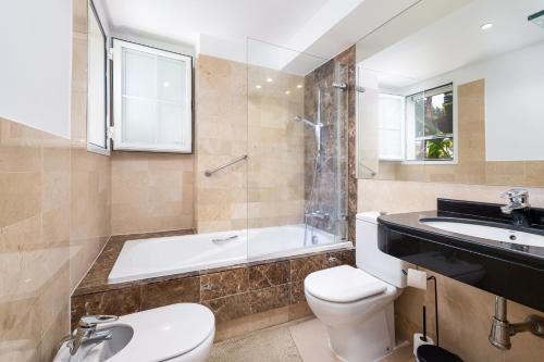 Beachfront 2 BD Apartment & Private Garden