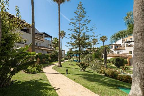 Beachfront 2 BD Apartment & Private Garden