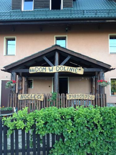 a building with a sign that says doozy at Dom w Dolinie in Trzcińsko
