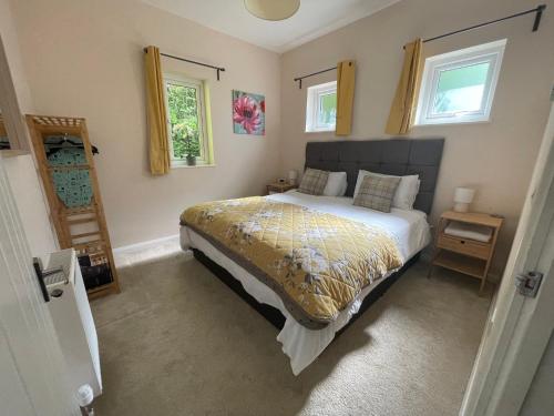 ein Schlafzimmer mit einem Bett und zwei Fenstern in der Unterkunft Private 1st Floor Apartment - Perfect for Port of Dover, Eurotunnel and Short Stays in Dover