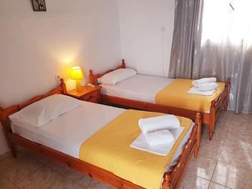 two twin beds in a room with a window at Studio Maria Lenta in Lentas