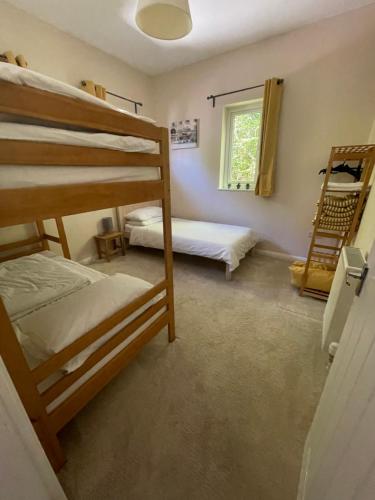 ein Schlafzimmer mit zwei Etagenbetten und einem Fenster in der Unterkunft Private 1st Floor Apartment - Perfect for Port of Dover, Eurotunnel and Short Stays in Dover