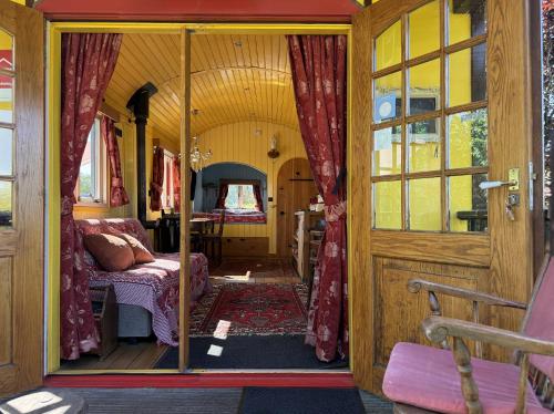 eine offene Tür zu einem Zugabteil mit einem Schlafzimmer in der Unterkunft B&B Maarle in Poppel